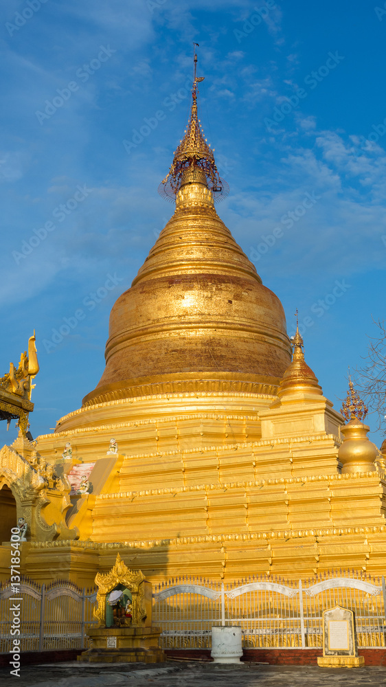 Fototapeta premium Kuthodaw Temple, Mandalay, Myanmar