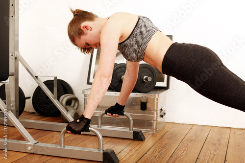 Frau beim Fitness machen - Liegestütze © Peter Atkins