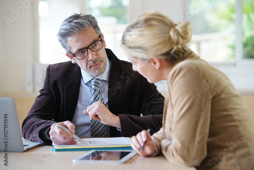 Fotografia Woman meeting notary for advice