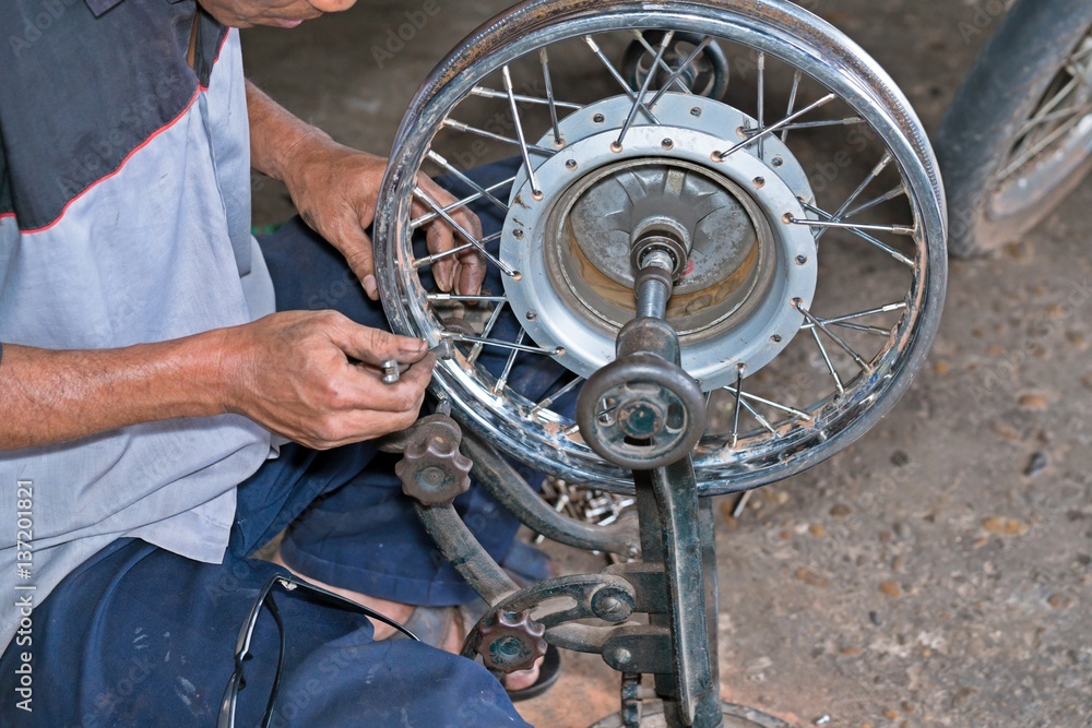 Foto de Spoke Adjustment for motorcycles Truing Spoke Tighten