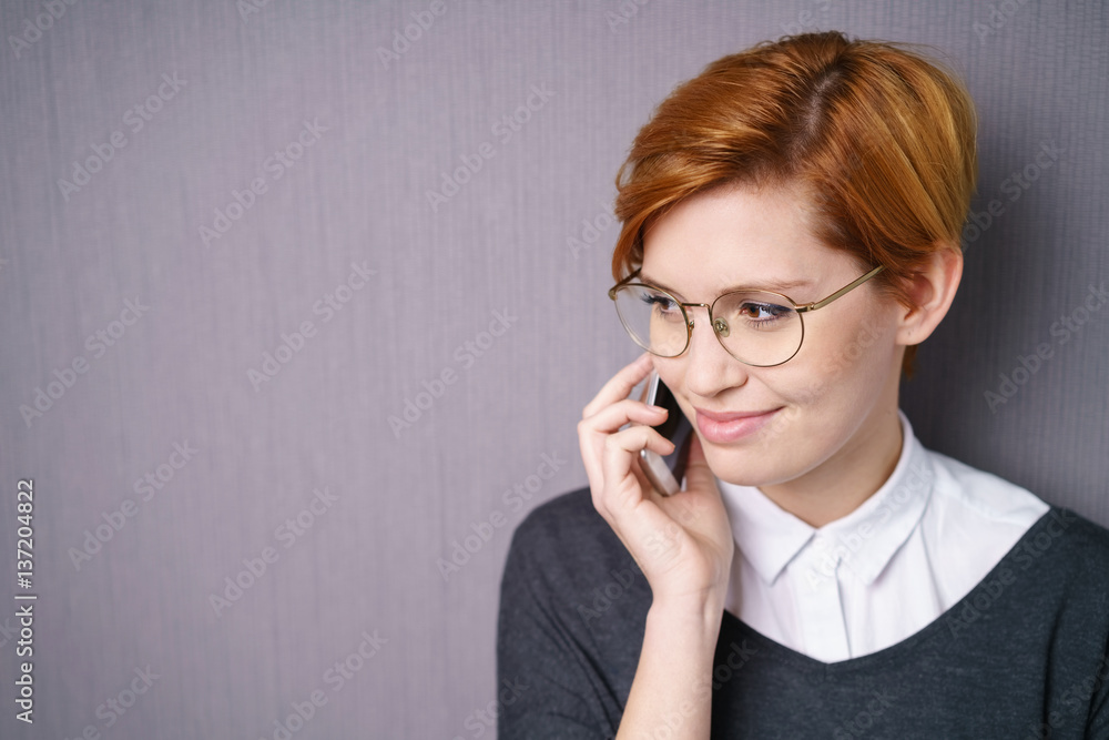 junge frau telefoniert mit ihrem smartphone junge frau telefoniert mit ihrem smartphone