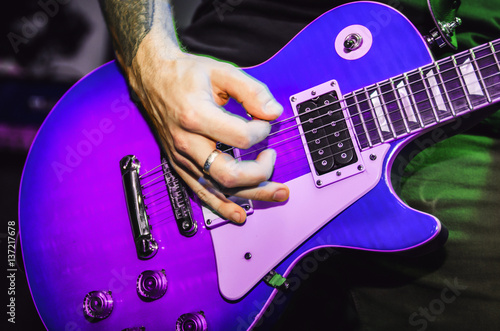 Obraz na płótnie Musician Blurred hands on purple guitar string guitar closeup w salonie