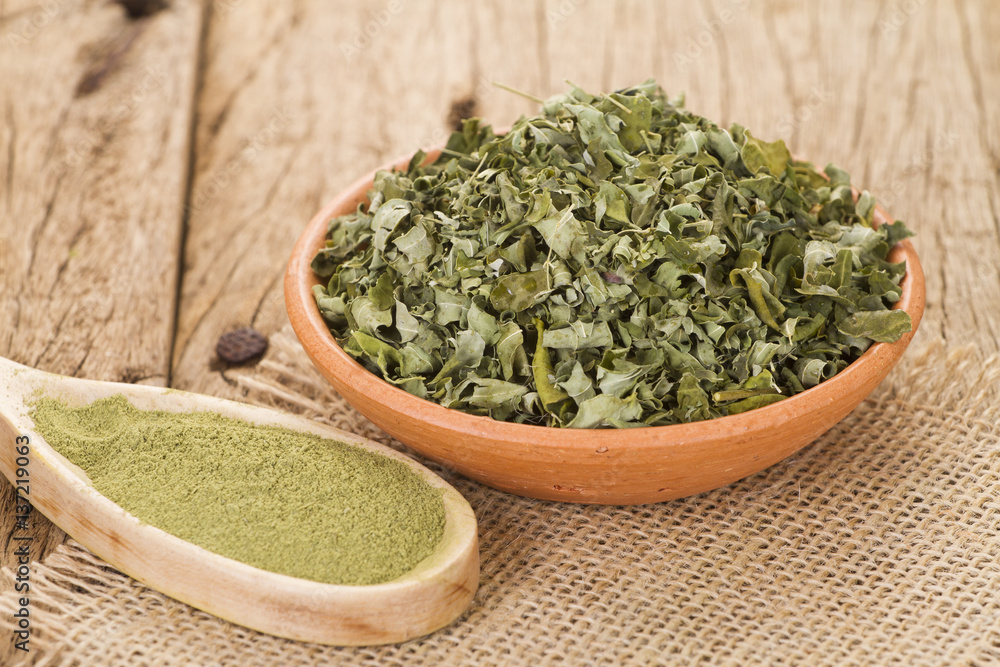 Dust and moringa leaves on wooden background
Dust and moringa leaves on wooden background