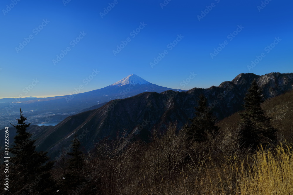 大石峠からの青空快晴の2月の富士山