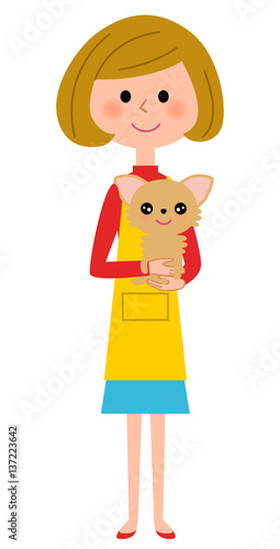 犬を抱くエプロンの女性