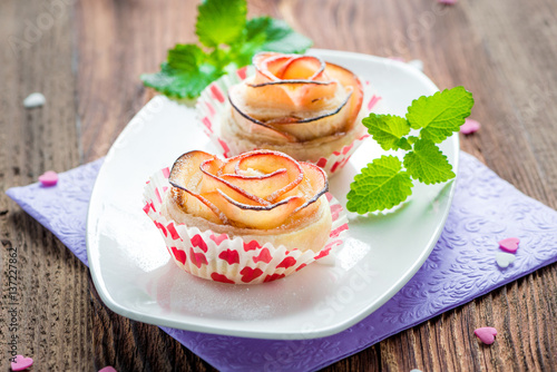 Kleine Kuchen aus Apfel und Blätterteig in Form einer Rose, Apfelrose, Cupcake
