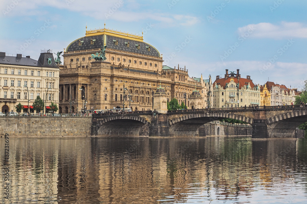 Stadtbild von Prag mit dem Nationaltheater und dem Fluss Moldau