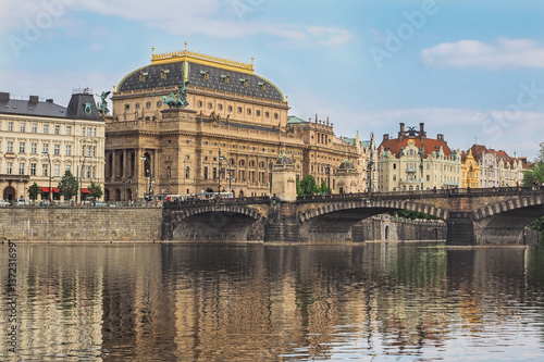 Stadtbild von Prag mit dem Nationaltheater und dem Fluss Moldau © kama71