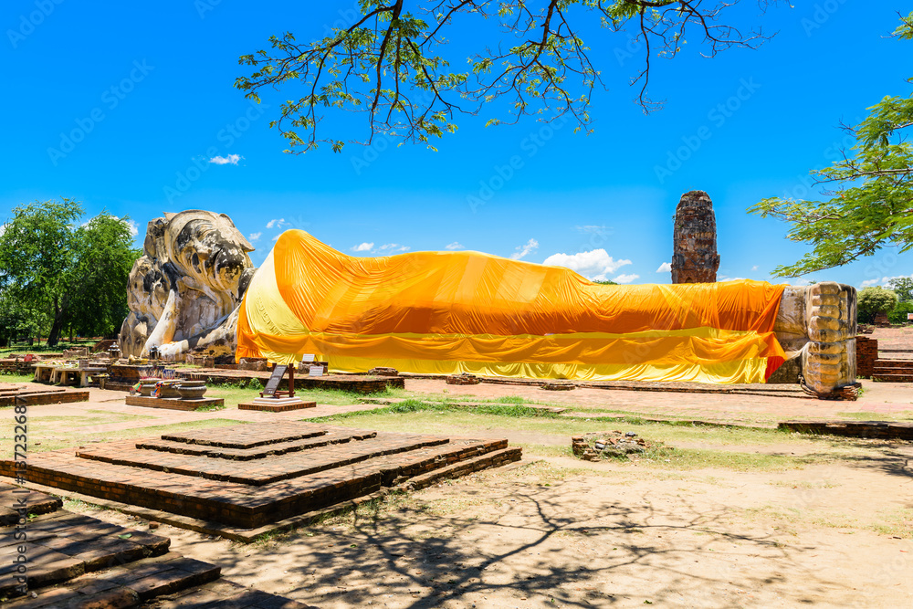 Fototapeta premium Reclining Buddha at Wat Lokayasutharam, Ayutthaya, Thailand