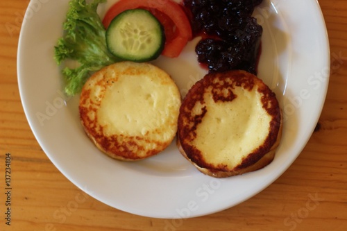fried cheese with cranberry, lunch