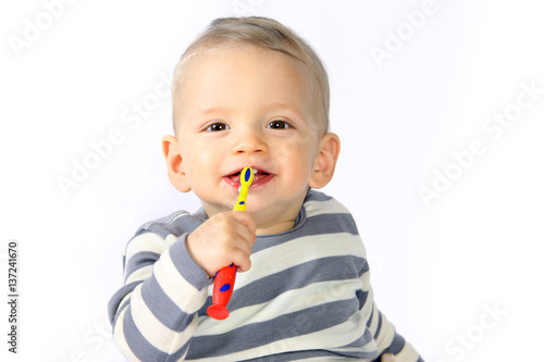 Ein einjähriger Junge putzt sich die Zähne 