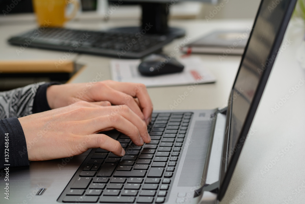 Hände tippen auf Laptoptastatur Hände tippen auf Laptoptastatur