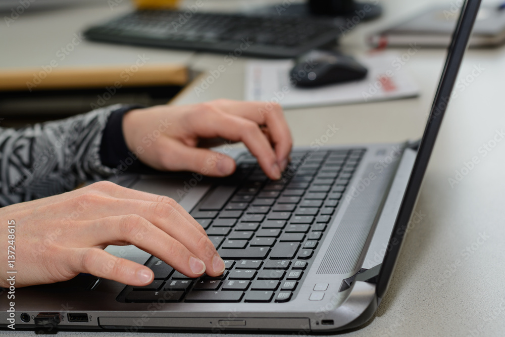 Büroangestellte mit Laptop - Nahaufnahme Büroangestellte mit Laptop - Nahaufnahme