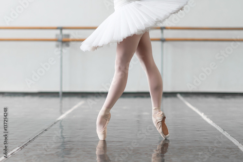 Valokuva Female ballet dancer keep the rack