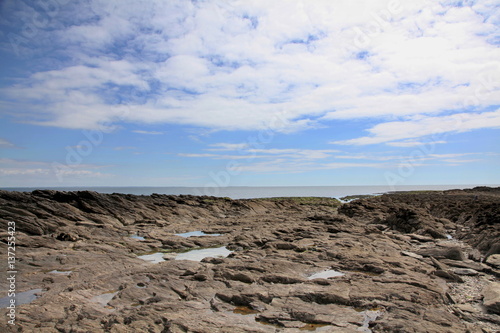 A marée basse, la côte rocheuse se dévooile.