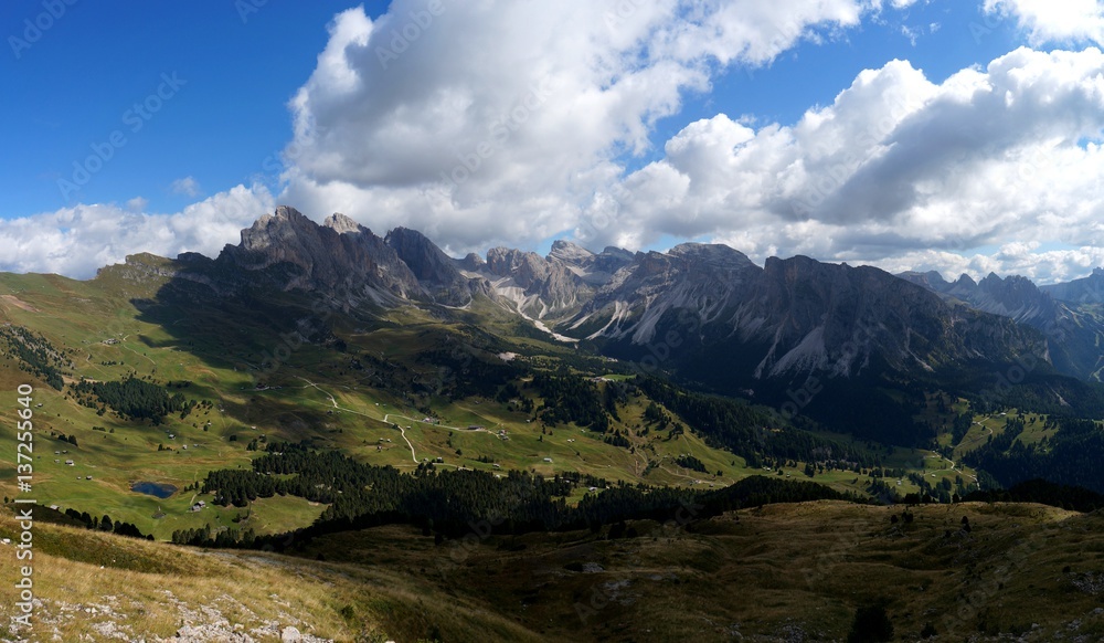 Panorama Aussicht auf Hochalm in Südtirol und Dolomiten Bergwelt / Mastle Alm / Puez Geisler