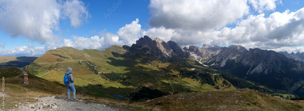 Wanderer genießt traumhafte Panorama Aussicht auf Hochalm und Berglandschaft in Südtirol / Gröden / Mastle Alm / Puez Geisler