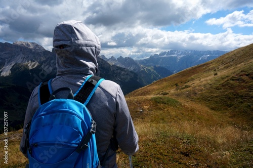 Wanderer genießt traumhafte Aussicht auf Südtiroler Bergwelt / Sella