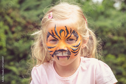 kid with tiger face painting