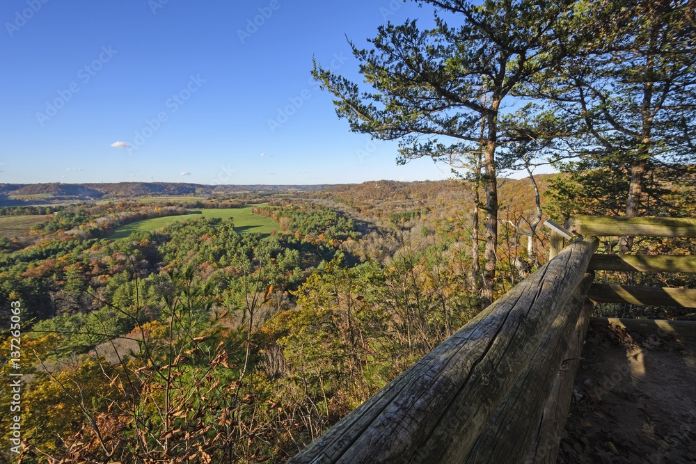 Obraz premium Overlook of the Countryside in Fall