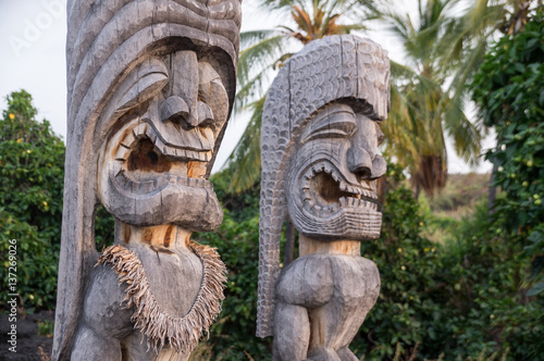 Φωτογραφία Religious statues of Hawaii's native polynesian people in Puauhonua o Honaunau N