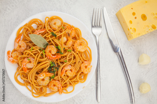 delicious delicious spaghetti with shrimps on wooden background