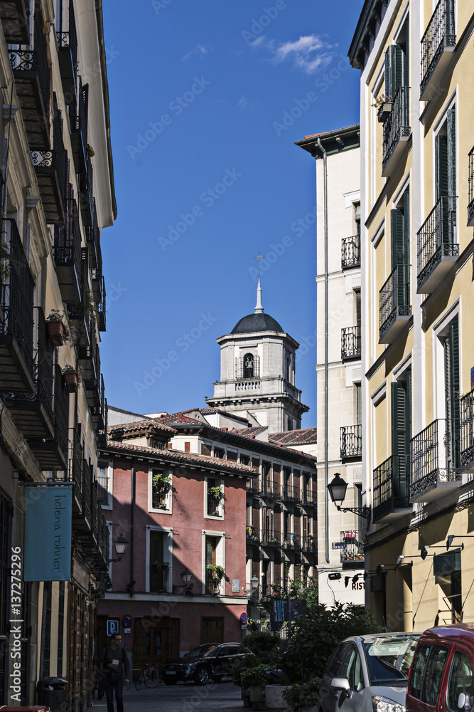 Calle del barrio de La Latina con iglesia al fondo
