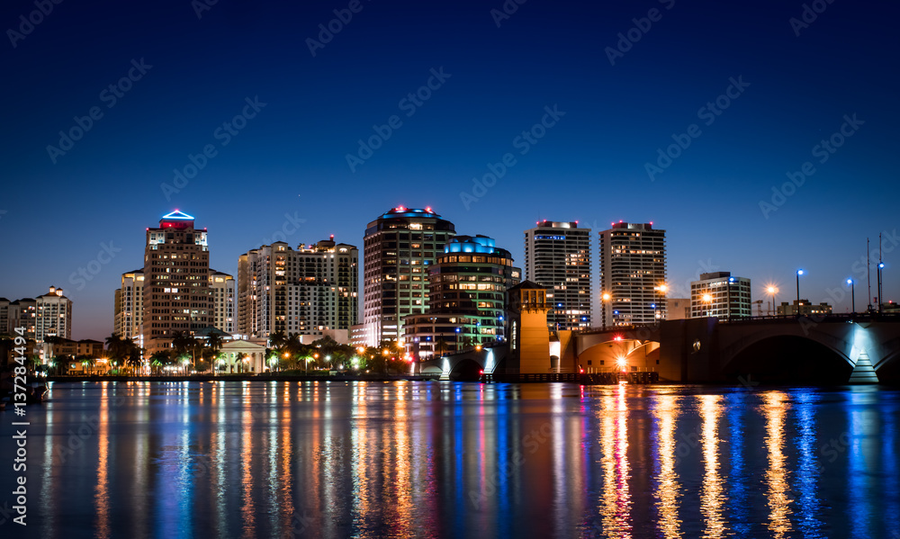 Naklejka premium West Palm Beach Florida evening skyline