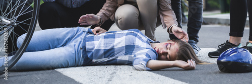 Tableau sur toile Unconscious accident victim lying on a street