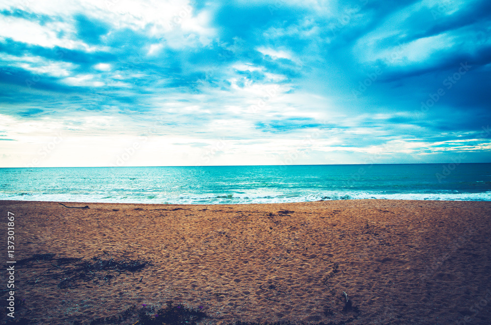 Obraz premium blue sea and clouds on sky