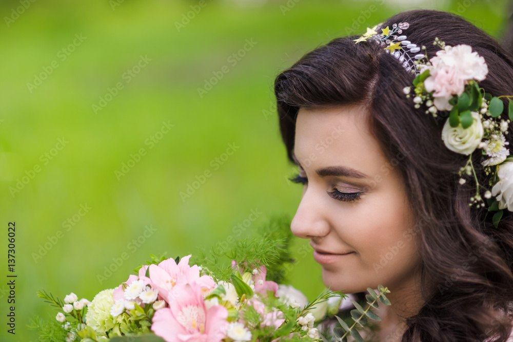 Naklejka premium pretty bride in wreath outdoor