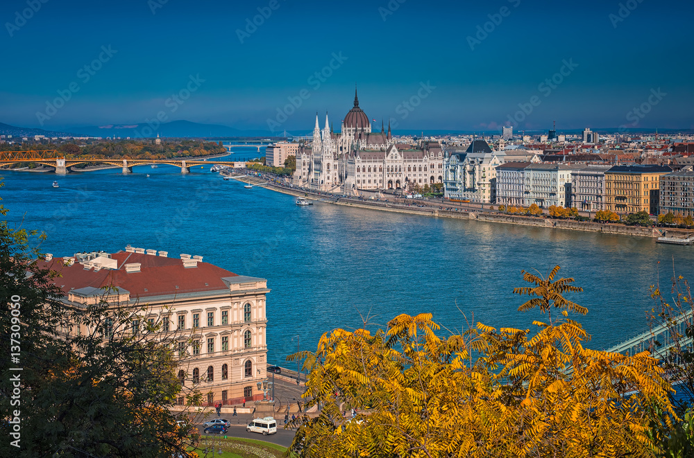 Naklejka premium Budapest in autumn