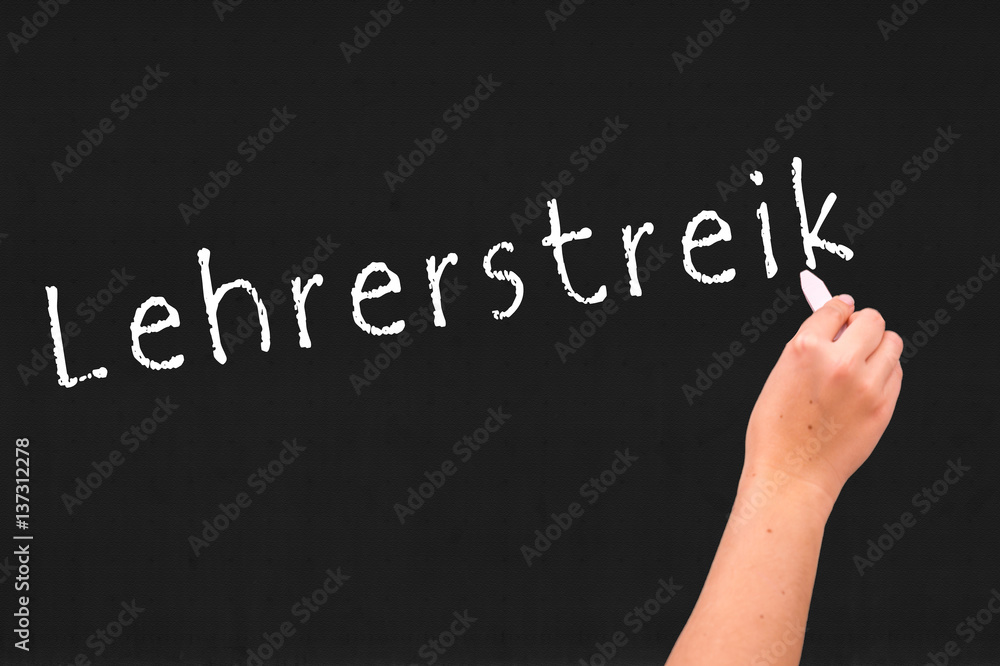Fototapeta premium Lehrerstreik auf Schultafel
