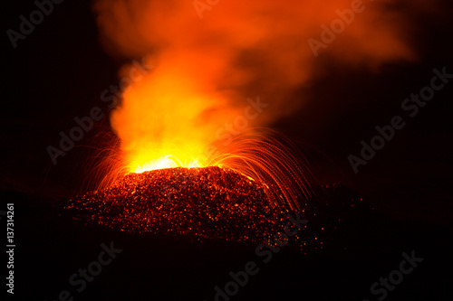 Première éruption 2017 du piton de la fournaise