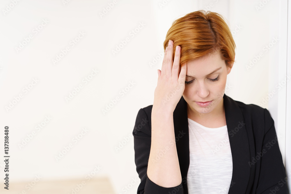 junge frau im büro hat kopfschmerzen junge frau im büro hat kopfschmerzen
