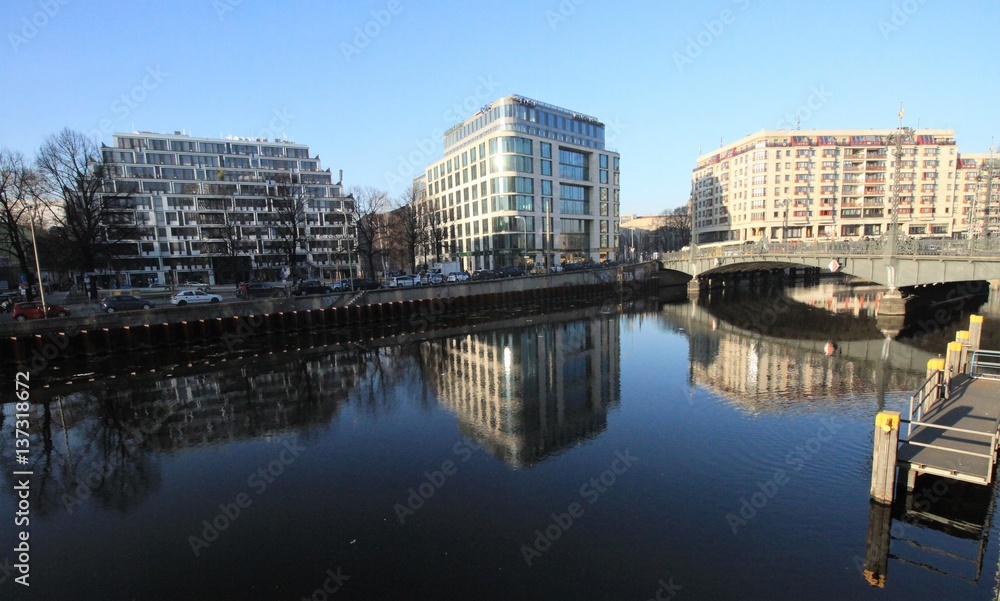 Berlin-Mitte, Blick über die Spree an der Weidendammer Brücke