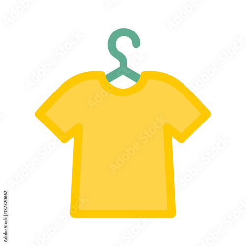 Icono plano camiseta color amarillo con percha en fondo blanco
