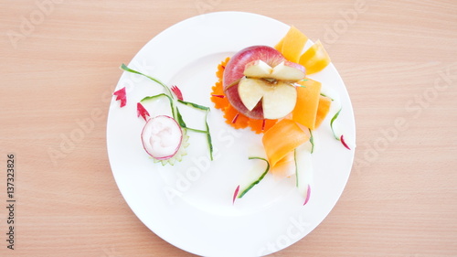 Фруктово-овощной салат из яблок и редиса с оригинальной вырезкой в виде цветов и бабочки