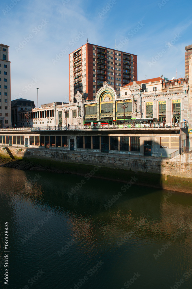 Paesi Baschi, Spagna, 26/01/2017: lo skyline di Bilbao con il fiume Nervion e la stazione di Bilbao Concordia, nota anche come stazione di Bilbao Santander e costruita in stile modernista liberty