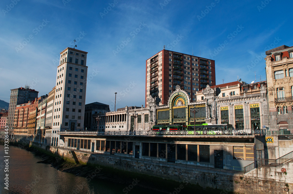 Paesi Baschi, Spagna, 26/01/2017: lo skyline di Bilbao con il fiume Nervion e la stazione di Bilbao Concordia, nota anche come stazione di Bilbao Santander e costruita in stile modernista liberty