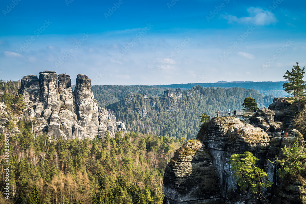 Elbsandsteingebirge in Sachsen in Ost-Deutschland unter blauem Himmel - gesehen von der Basteibrücke Elbsandsteingebirge in Sachsen in Ost-Deutschland unter blauem Himmel - gesehen von der Basteibrücke