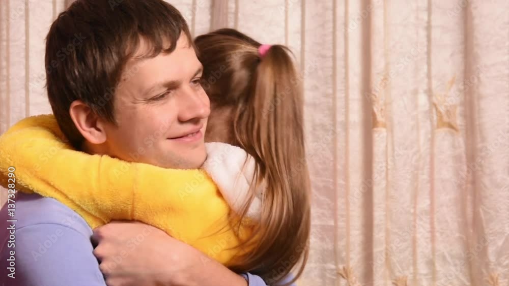 The five-year daughter hugged and kissed the pope The five-year daughter hugged and kissed the pope
