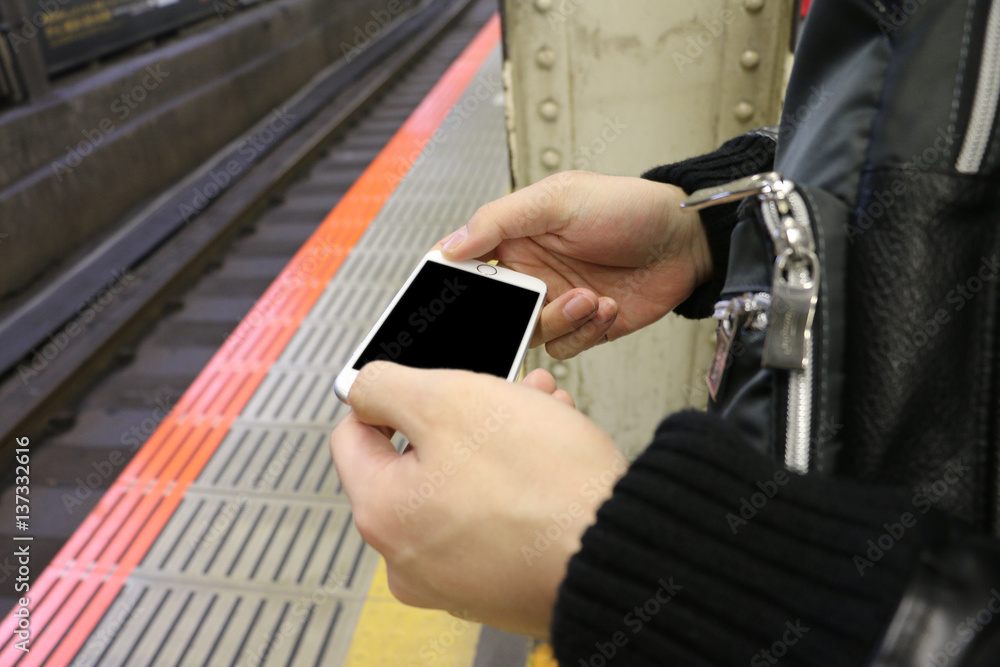 Obraz premium スマートフォンを持っている