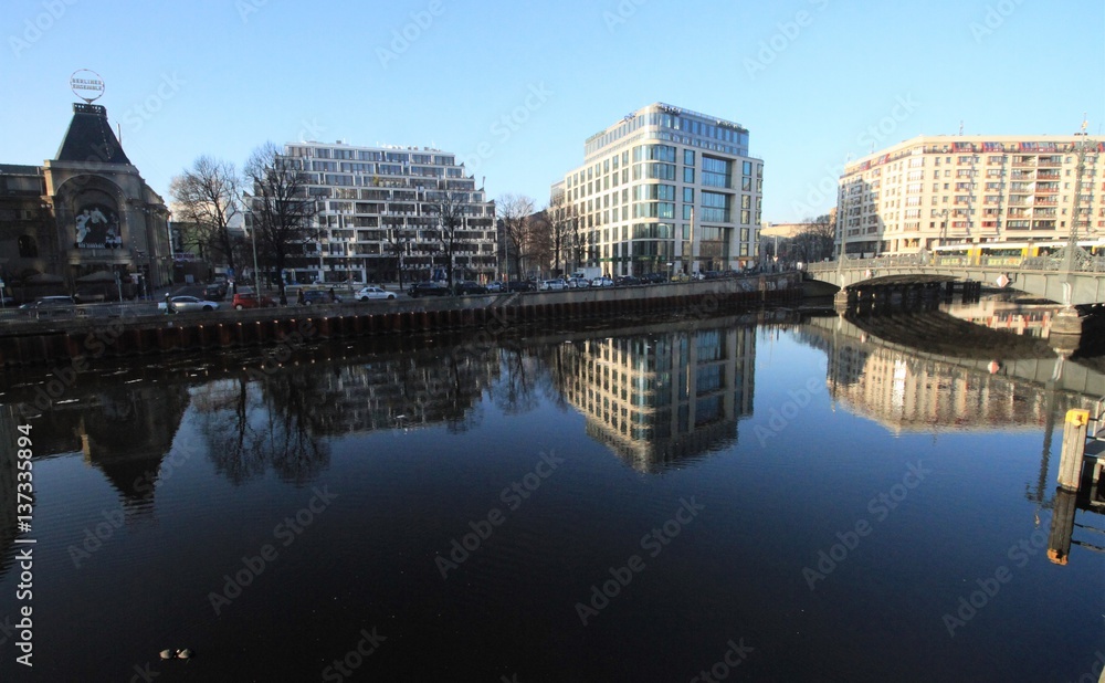 Berlin-Mitte, Blick über die Spree an der Weidendammer Brücke