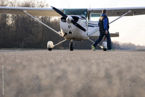 Pilot am Motorflugzeug