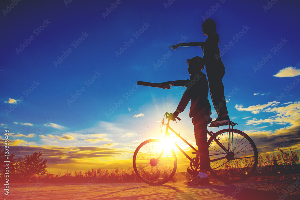 Obraz premium Silhouettes couples and bicycle on sunset sky,couples concept .