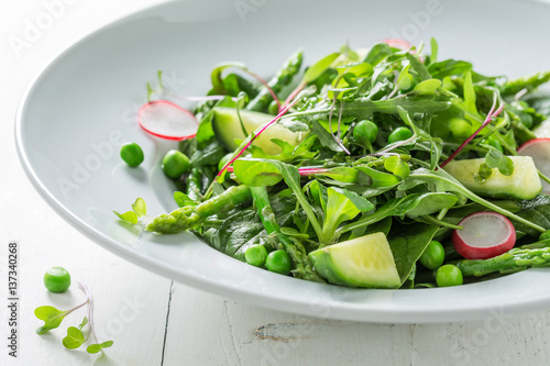 Fotografija Fresh green salad with spinach, radishes and asparagus