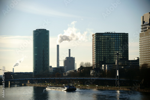 Bürohäuser am Holbeinsteg Frankfurt / Hochhäuser wie der Westhafen Tower sowie Industrie am Holbeinsteg  und entlang des Flusses Main in Frankfurt.