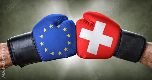 Bild auf Leinwand Boxkampf - Europäische Union gegen Schweiz