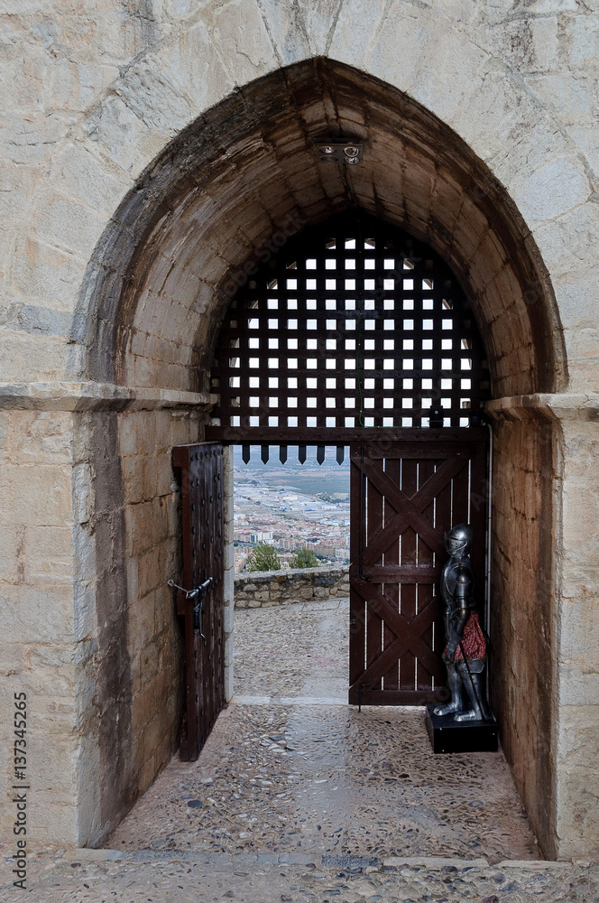 Puerta de entrada al castillo de Santa Catalina en Jaén, armadura en su interior